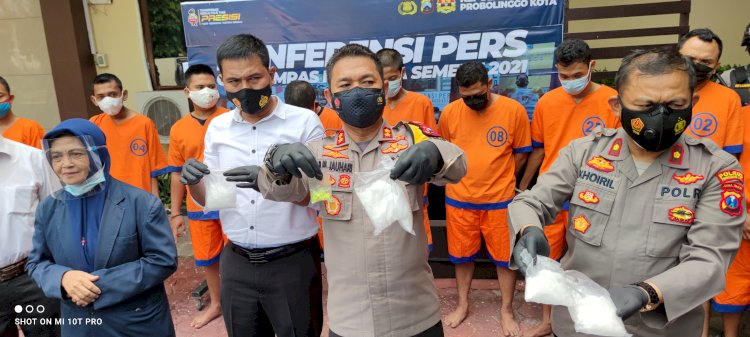 Kapolres Probolinggo Kota Beserta Jajaran Saat Menunjukkan Barang Bukti/RMOLJatim