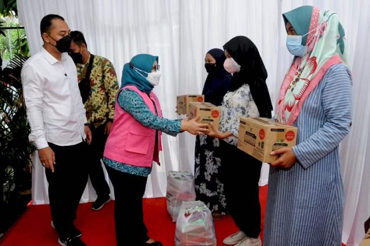 Wali Kota Eri dan istri memberikan bansis bagi ibu hamil di Krembangan/RMOLJatim