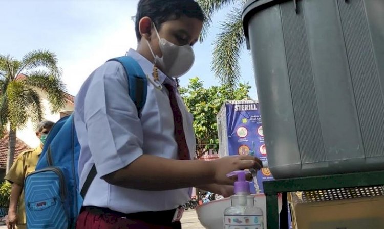 Siswa mencuci tangan sebelum masuk kelas/RMOLJatim