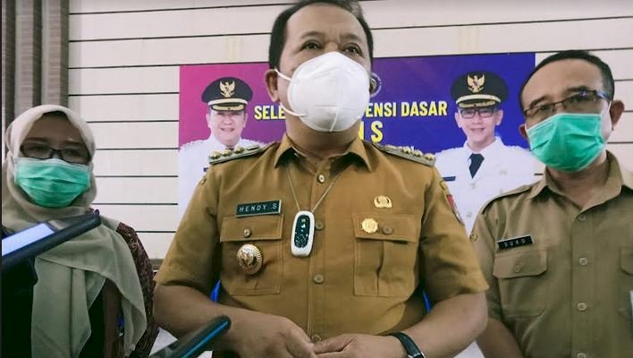 Bupati Jember, Hendy Siswanto Bersama Tim BKN Pusat, Sri Hartini, saat meninjau persiapan pelaksanaan test SKD di BSG Kaliwates/RMOLJatim