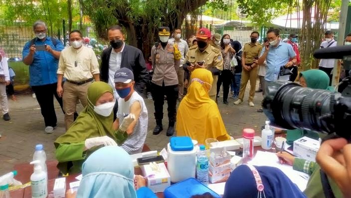 Wali Kota Eri saat meninjau vaksinasi massal di KBS/RMOLJatim