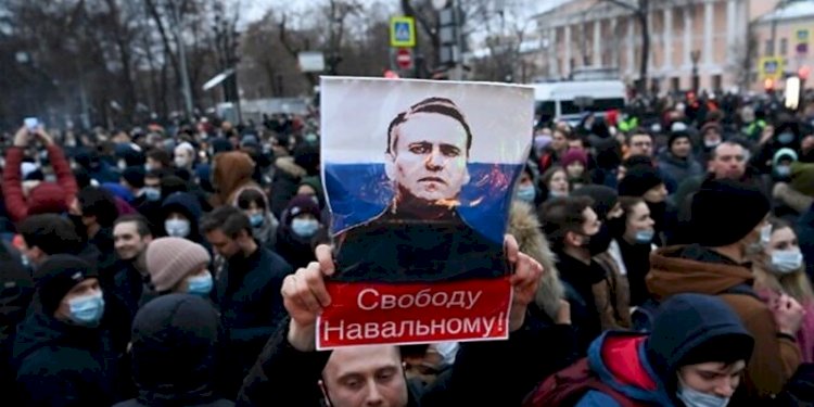 Para pengunjuk rasa berbaris mendukung pemimpin oposisi yang dipenjara, Alexei Navalny, di pusat kota Moskow pada 23 Januari 2021. Mereka mengangkat poster bertuliskan 'Freedom to Navalny!'/Net