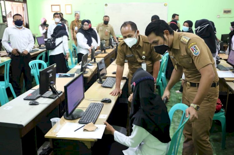   Bupati Tuban meninjau beberapa tempat pelaksanaaa ujian PPPK/Ist