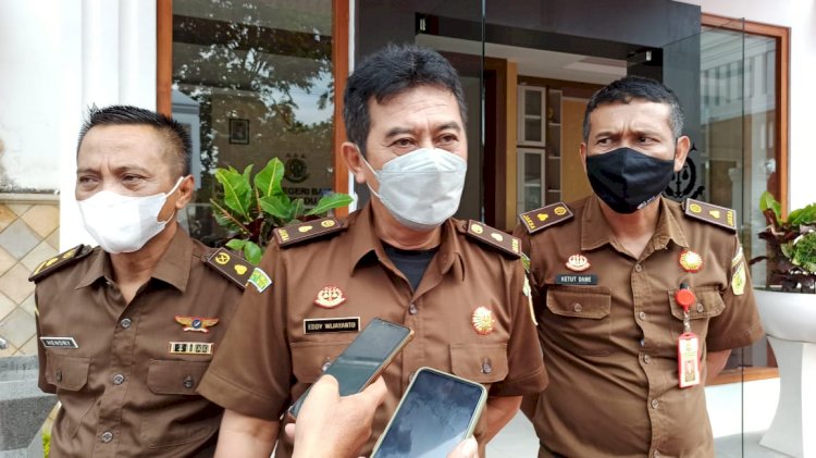  Kasi Intelijensi Kejari Banyuwangi, Eddy Wijayanto (tengah)/Ist