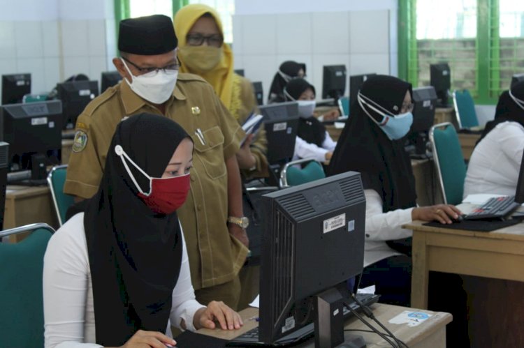  Bupati Situbondo, Karna Suswandi memantau jalannya tes ASN PPPK di SMA 1 Situbondo/RMOLJatim