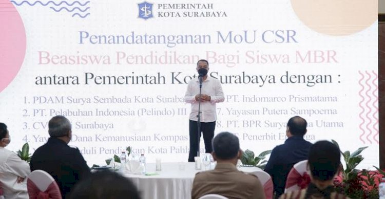 Wali Kota Eri saat memberikan sambutan pada cara penandatanganan NKB terkait CSR beasiswa pendidikan bagi siswa MBR di Balai Kota Surabaya/RMOLJatim