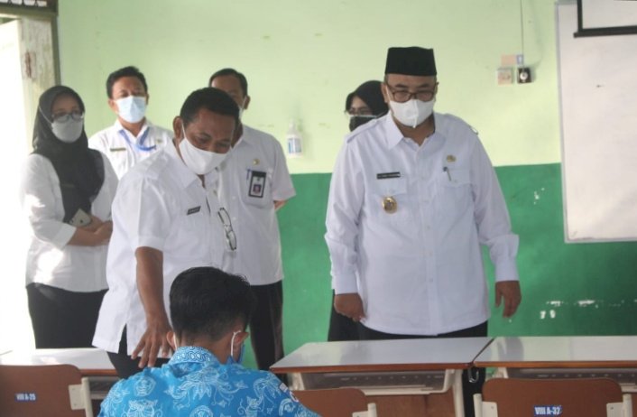 Bupati Probolinggo, saat meninjau proses Pembelajaran Tatap Muka di SMP Negeri 1 Dringu. /RMOLJatim