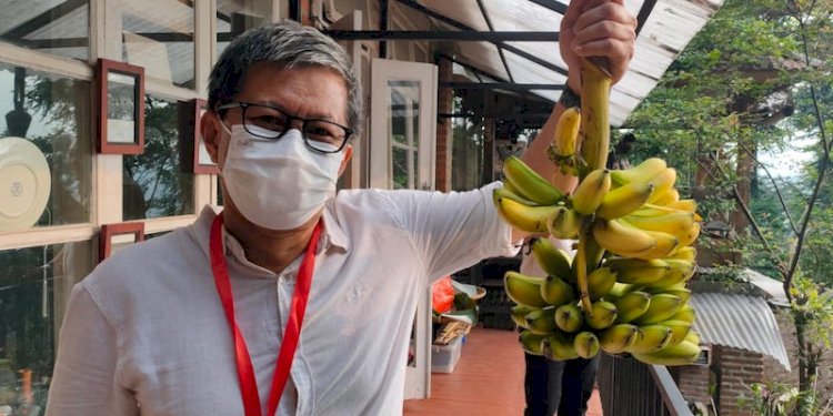 Rocky Gerung dan pisang untuk monyek/Net