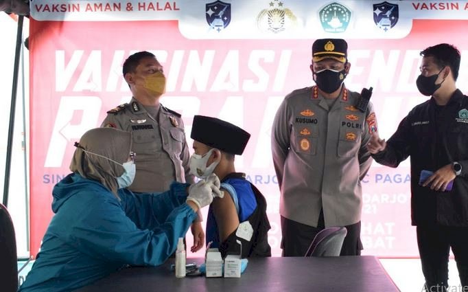 Kapolresta Sidoarjo Kombes Pol Kusumo Wahyu Bintoro dan Ketua Pagar Nusa Sidoarjo Hari Purwono pantau jalannya vaksin Covid-19/Ist