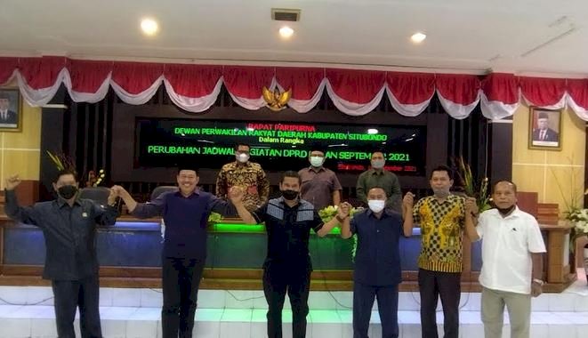 Pimpinan dan semua ketua fraksi DPRD Situbondo berjabat tangan tanda disepakatinya pembahasan APBD perubahan/RMOLJatim