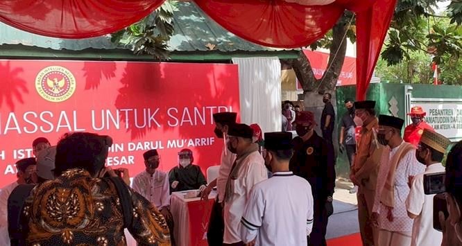 Presiden Joko Widodo bersama Kepala BIN, Budi Gunawan meninjau vaksinasi di Aceh/Ist