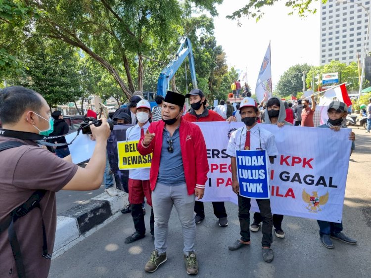 Aksi Himpunan Aktivis Milenial (HAM) Indonesia mendukung pemecatan 56 pegawai KPK tidak lolos TWK di depan gedung KPK, Kamis (16/9)/Ist