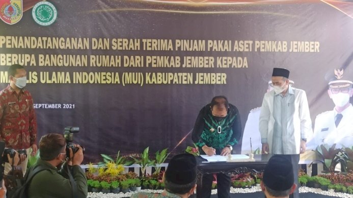 Bupati Jember Hendy saat serah terima MOU pinjam pakai aset.