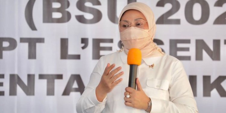 Menteri Ketenagakerjaan, Ida Fauziyah saat menyaksikan secara langsung pembukaan dan aktivasi rekening secara kolektif oleh Bank BRI bagi penerima bantuan Pemerintah berupa subsidi gaji/upah (BSU) tahun 2021 untuk pekerja/buruh di PT L’essential, Tangerang, Banten/Net