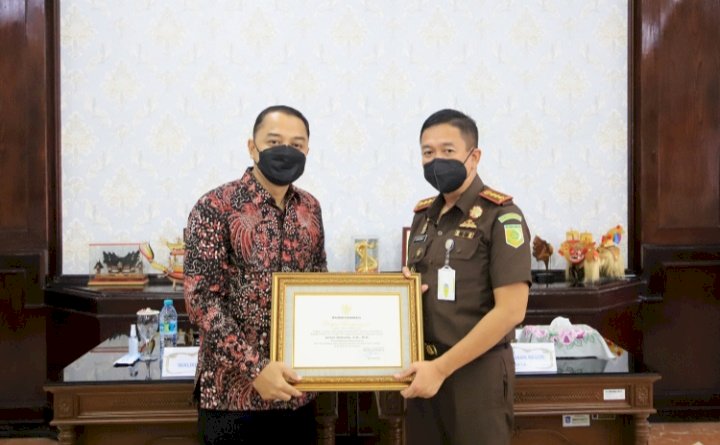 Wali Kota Eri memberikan penghargaan kepada Kajari Surabaya Anton Delianto/RMOLJatim