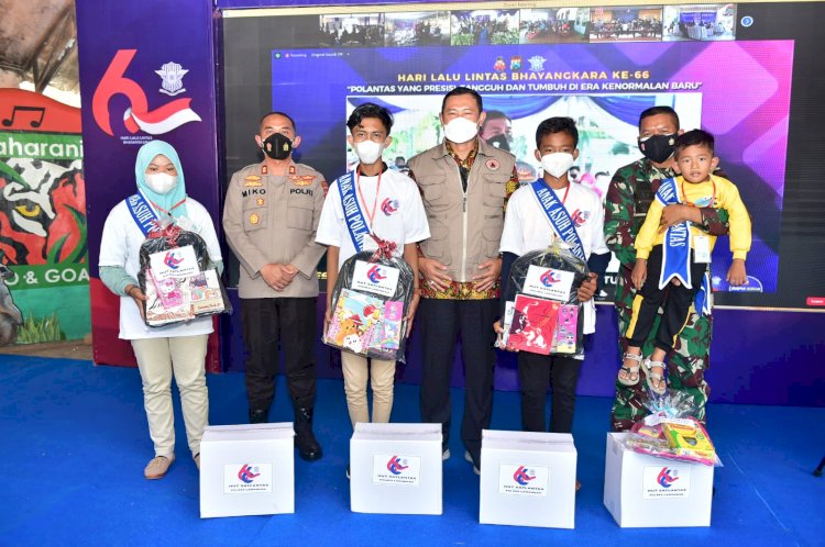 Bupati Lamongan Yuhronur Effendi bersama Kapolres AKBP Miko Indrayana dan Dandim 0812 Letkol Infantri Sidik Wiyono saat berwisata dengan anak yatim dan piatu/RMOLJatim