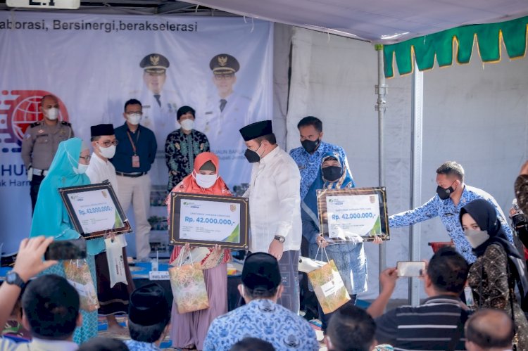 Bupati Hendy Siswanto menyerahkan santunan BPJS ke ahli waris juru parkir di Jember/RMOLJatim