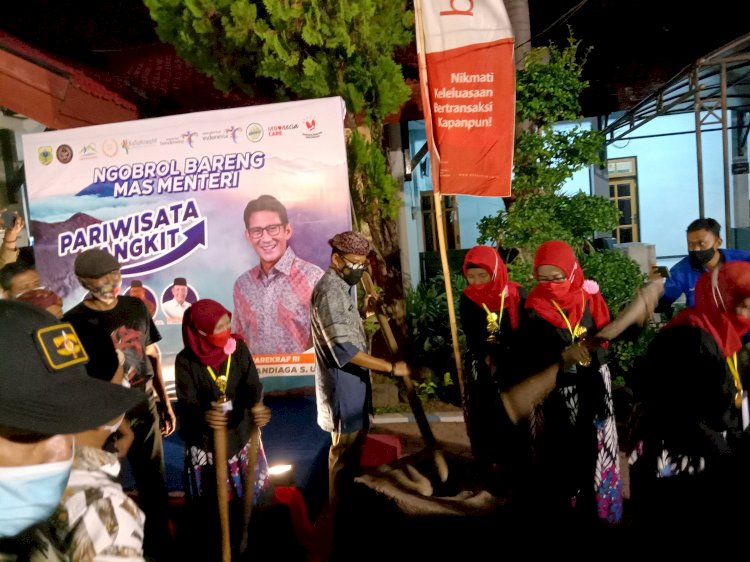 Sandiaga Uno saat mencoba memainkan lesung salah satu budaya Bondowoso/RMOLJatim