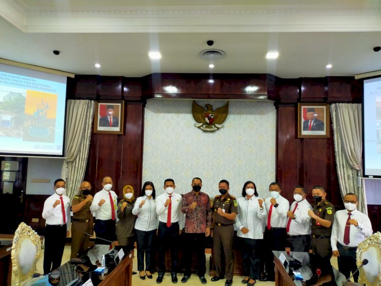 Wali Kota Eri bersama Kejari Surabaya dan jajarannya usai memberikan penghargaan/RMOLJatim