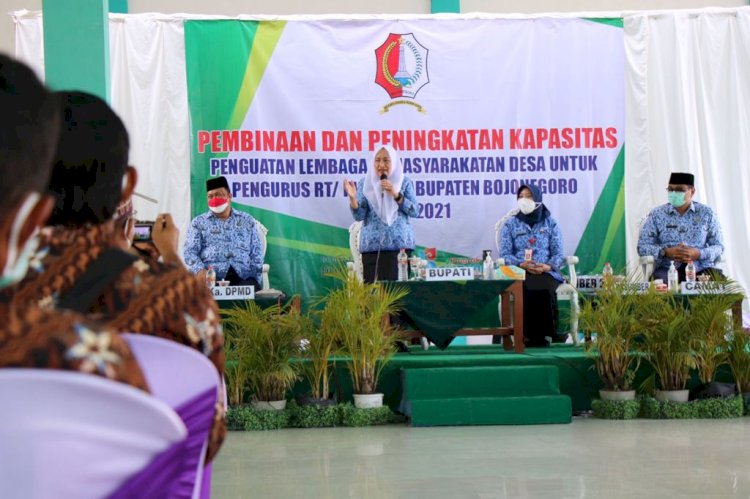 Bupati Anna Mu'awanah saat menghadiri kegiatan pembinaan dan peningkatan kapasitas Lembaga Kemasyarakatan Desa (LKD) untuk RT- RW di Desa Sarirejo Kecamatan Balen/RMOLJatim