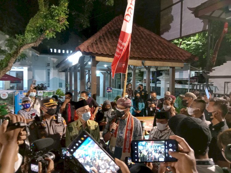 Sandiaga Uno saat mengunjungi stand ekraf Bondowoso/RMOLJatim