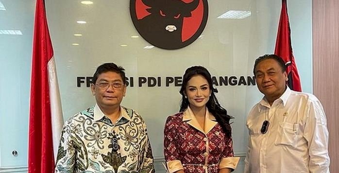 Anggota DPR RI Fraksi PDIP, Krisdayanti bersama Ketua fraksi PDP Utut Adianto dan Sekretaris Fraksi PDIP Bambang Wuryanto/Net