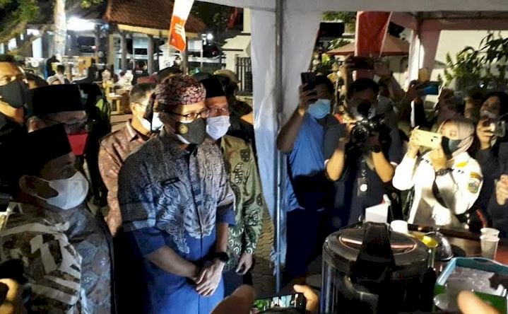 Sandiaga Uno saat mengunjugi stand kopi di Bondowoso/RMOLJatim