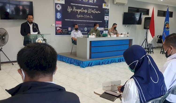 Ketua PWI Malang Raya, Cahyono bersama Ketua PWI Jatim, Ainur Rohim dan Kapolresta Kota Malang, AKBP Budi Hermanto saat pembukaan UKW/RMOLJatim