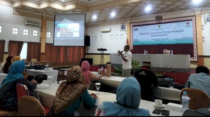Salah satu pemateri memberikan pemahaman tentang fotografi untuk produk UKM / RMOLJatim