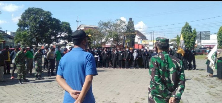 Aksi bersih-bersih Camat, Kapolsek Danramil berama PSHT dan Pagar Nusa di kecamatan Mayang.