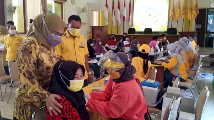 Vaksinasi masal di Kantor Golkar Tuban/RMOL jatim