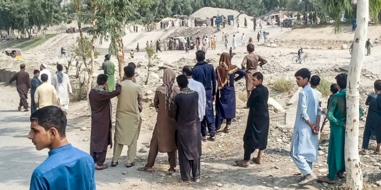 Taliban dan orang-orang berkumpul di lokasi ledakan bom yang menargetkan truk pickup yang membawa pejuang Taliban di Jalalabad pada 19 September 2021/Net