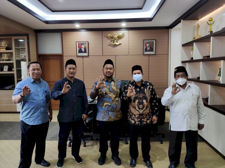 Bupati Gresik, H Fandi Akhmad Yani, SE (tiga dari kiri), bersama Sekretaris OPOP Jatim, Moh Ghofirin (dua dari kanan) dan Kepala Bidang Komunikasi Publik Diskominfo Jatim, Edi Supaji, SH, MM (pertama dari kiri)/Ist