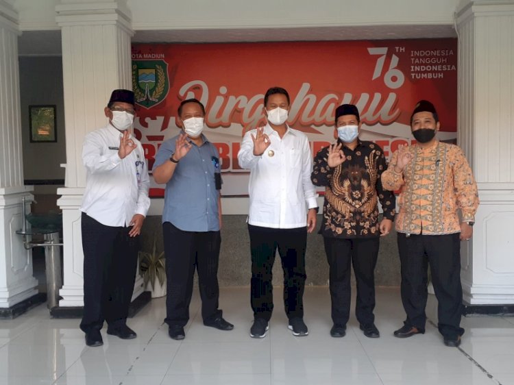 Walikota Madiun, Drs H Maidi MM MPd, (tiga dari kiri), bersama Sekretaris OPOP Jatim, Moh Ghofirin (dua dari kanan) dan Kepala Bidang Komunikasi Publik Diskominfo Jatim, Edi Supaji, SH, MM (dua dari kiri)/Ist