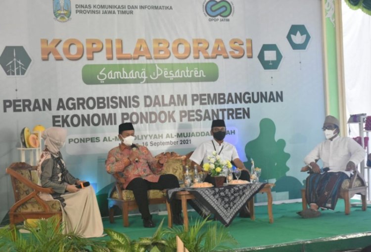 Walikota Madiun, Maidi (tengah), saat menjadi pembicara pada dialog Kopilaborasi Sambang Pesantren mengupas peran agrobisnis dalam pembangunan ekonomi pondok pesantren di Pondok Pesantren Al Mardliyyah Al Mujadadiyyah Madiun, Kamis (16/9/2021)/Ist