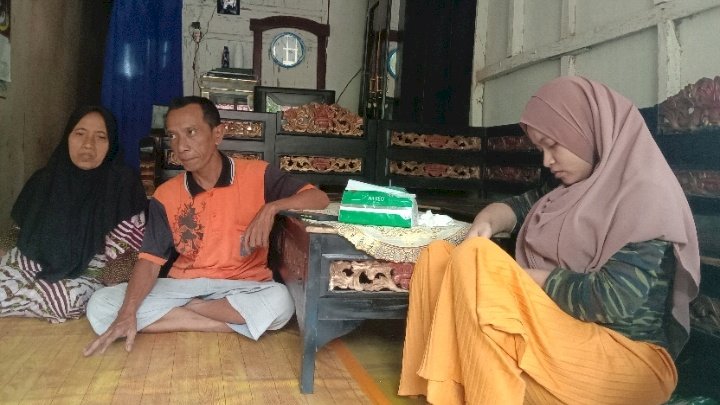Ismawati (kanan) saat dijumpai dirumahnya/RMOLJatim
