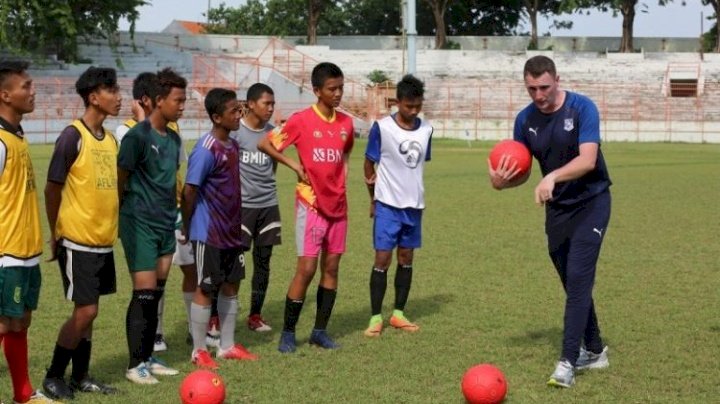 Pelatih Klub Sepak Bola "Tranmere Rovers" saat memberikan coaching clinic kepada anak-anak Surabaya di Stadion G10N sebelum pandemi Covid-19/ist
