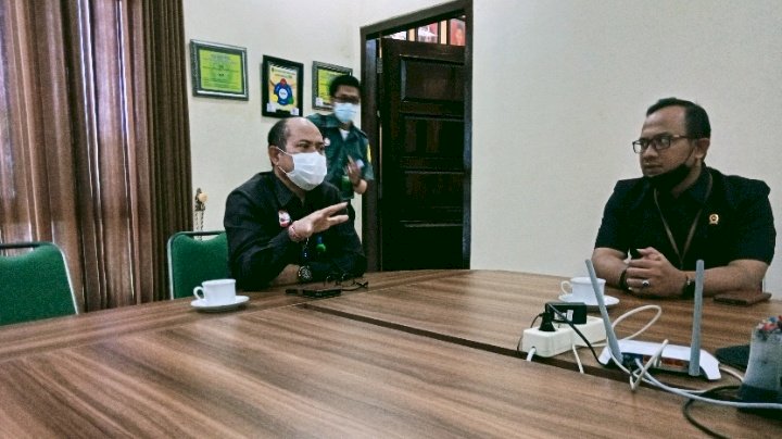 Kepala PN Jember, didampingi Jubir,  saat bertemu wartawan di PN Jember