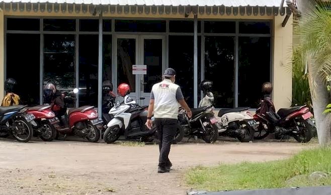 Penyidik KPK terlihat berjalan di depan ruang yang disegel/RMOLJatim