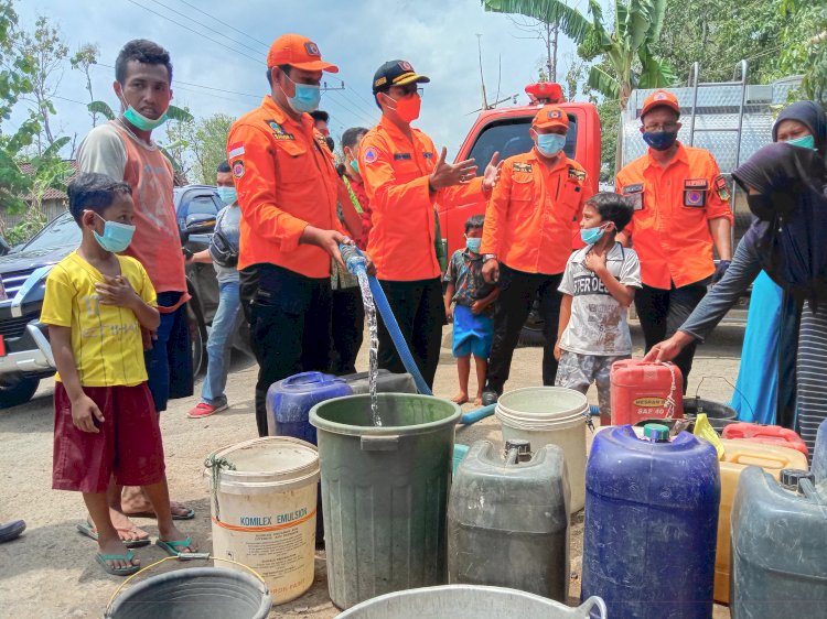 BPBD Bondowoso saat menyuplai air kepada warga/RMOLJatim