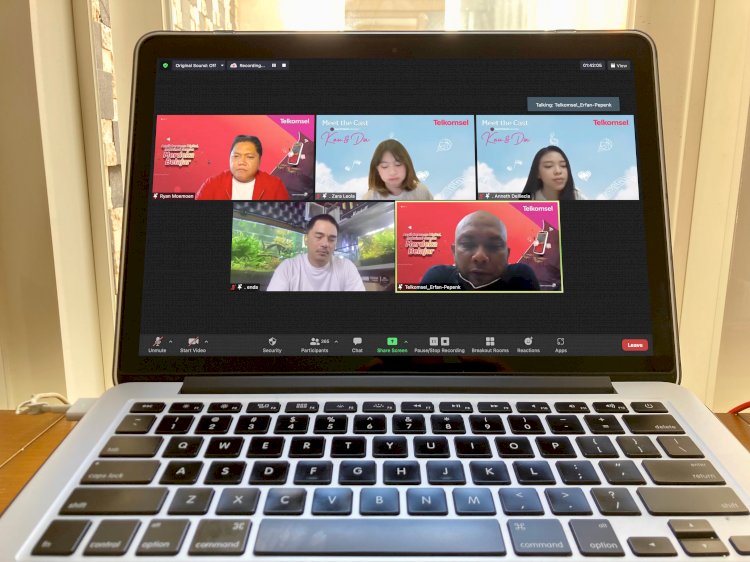 Manager DLS Sales Operations Support Area Jawa Bali Telkomsel Erfan Sucahyo bersama pemeran film “Kau dan Dia” pada sesi tanya jawab Webinar Asyik Bersama Digital, Maksimal dengan Merdeka Belajar yang digelar secara virtual/Ist