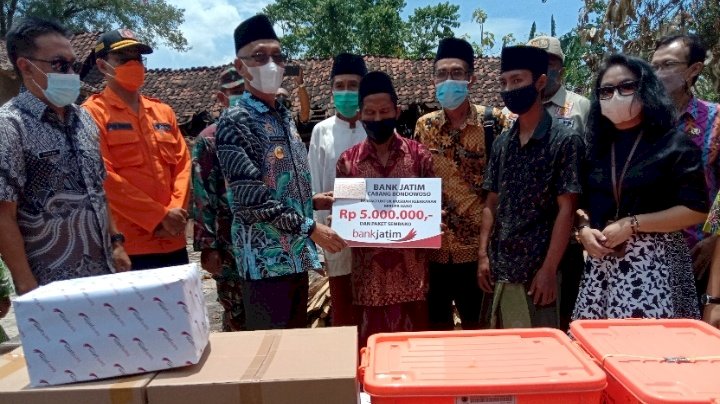 Bupati saat menyerahkan bantuan/RMOLJatim