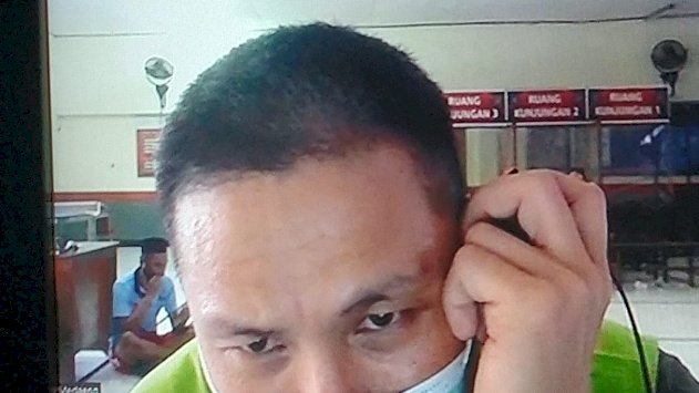 Terdakwa Eren saat diperiksa dalam persidangan pembunuhan member Fitnes Araya Club/RMOLJatim