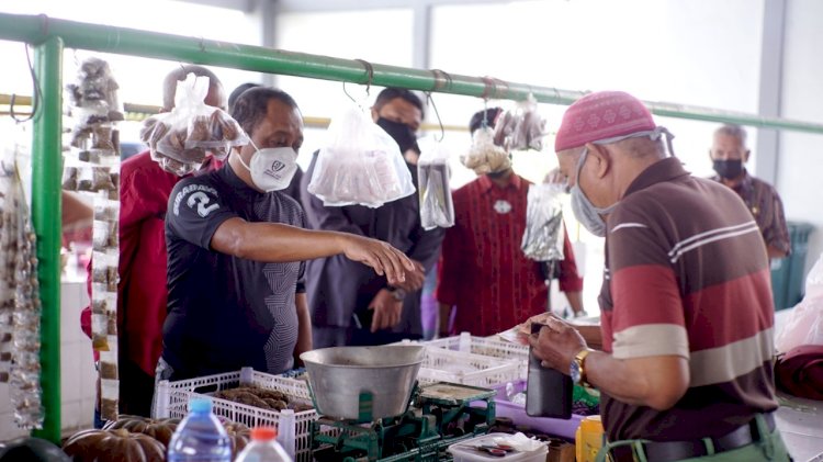 Armuji mengunjungi Pasar Gunung Anyar/ist