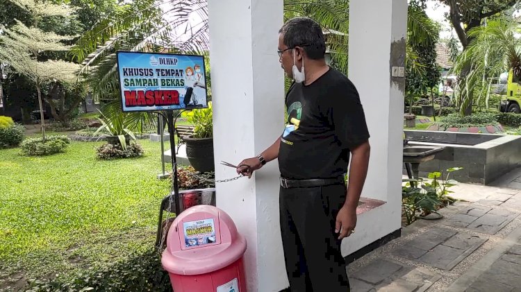 Kabid Kebersihan dan Pengelolaan Sampah Menunjukkan Tempat Sampah Medis/RMOLJatim