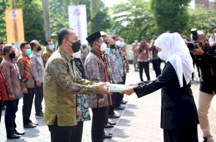 Gubernur Jatim Khofifah saat menyerahkan sertifikat secara simbolis kepada Wali Kota Eri/ist