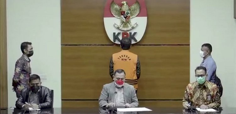 Wakil Ketua DPR RI, Azis Syamsuddin, di pampang oleh Komisi Pemberantasan Korupsi (KPK) menggunakan rompi tahanan bewarna oranye/Net