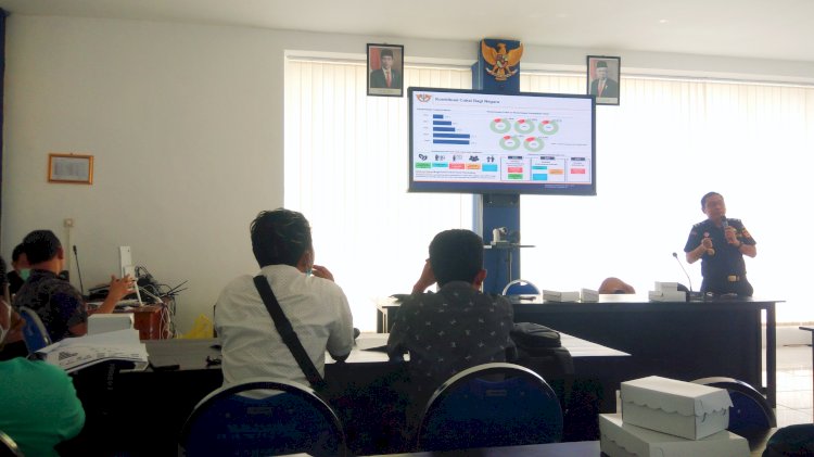 Kasi Penindakan dan Penyidikan Kantor Pengawasan dan Pelayanan Bea Cukai Madura, Trisilo Asih Setyawan saat memberikan pemaparan soal cukai dan bahaya rokok ilegal/RMOLJatim