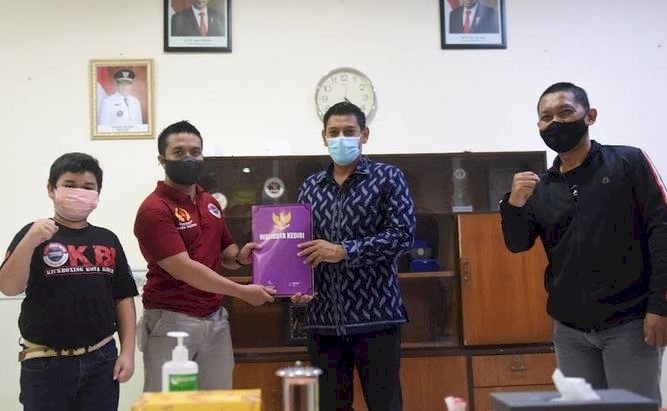 Walikota Kediri Abdullah Abu Bakar saat bertemu atlit Kickboxing/Ist