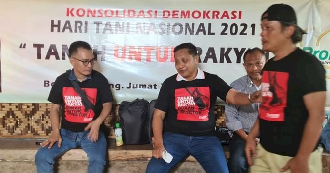 Ketua Majelis Jaringan Aktivis Prodem, Iwan Sumule (kiri) bersama Adhie Massardi dan aktivis lain/Ist